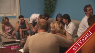 Erkek arkadaşından ayrılan kızı teselli ayağına eve attı Faydalandı